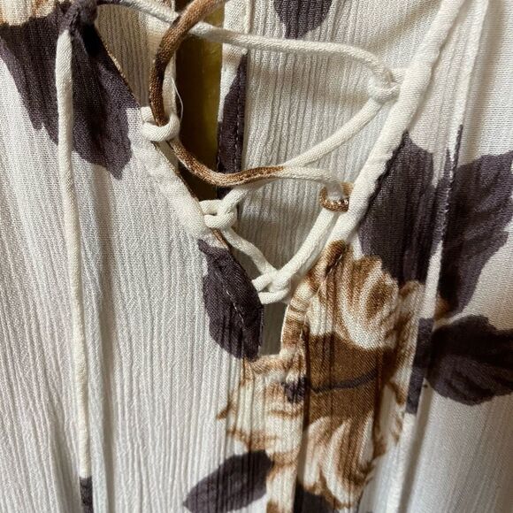 ONEILL size S jumpsuit (shorts) crepe floral lace up front key hole back. - Picture 4 of 7